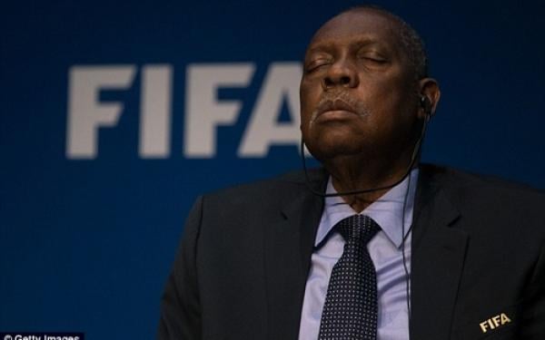 فضيحة .. حياتو "نائم" في مؤتمر الفيغا و هكذا سخرت صحيفة انجليزية من الصورة