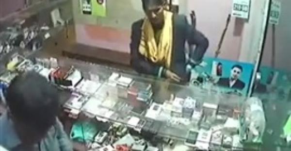 لحظة ضبط لص متلبسا بسرقة هاتفين (فيديو)