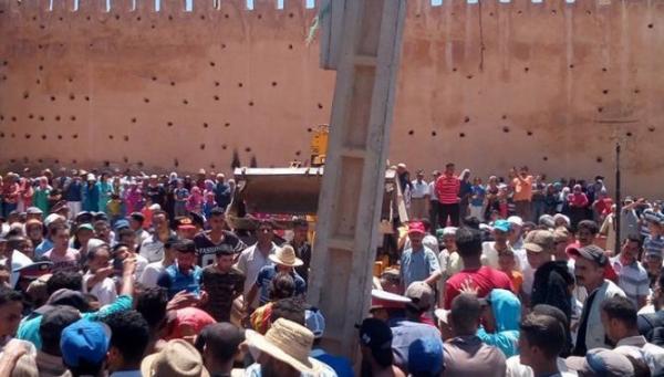 مقتل هولندي و زوجته المغربية و شخص آخر في حادث دهس شاحنة لمواطنين بأكوراي (فيديو)