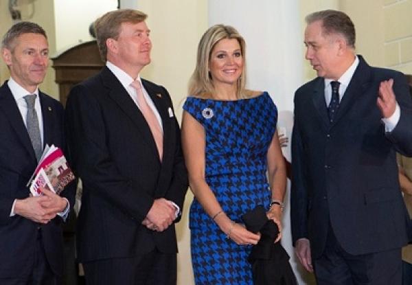 شاب وفتاة يقذفان ملك وملكة هولندا في موسكو بمادة شبيهة بالطماطم