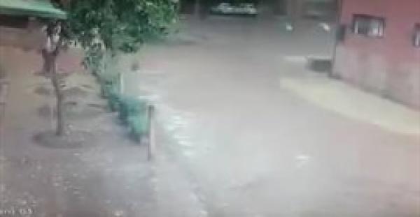 بالفيديو.. لحظة اشتعال النيران في جسد امرأة ضربتها صاعقة