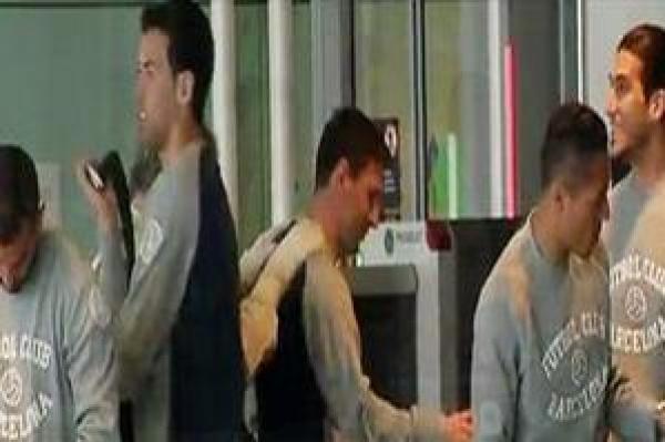 ميسي يخضع للتفتيش في مطار برشلونة