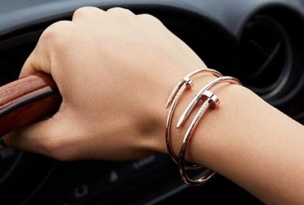 معدن النيكل.. مصدر خفي للحساسية الجلدية