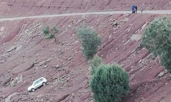 انقلاب سيارة تابعة لوزارة التجهيز وهذا ما وقع ! (صورة)