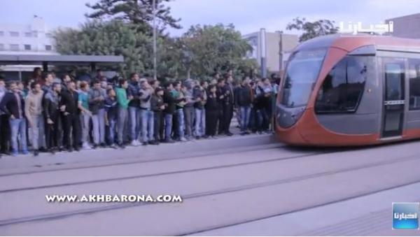 بالفيديو: شوف الجمهور ديال الرجا أش دار فاش وصل الطرام