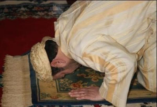 الملك يكرم أشخاصا صلى معهم صلاة الفجر بفاس ، وهذه هي الهدية