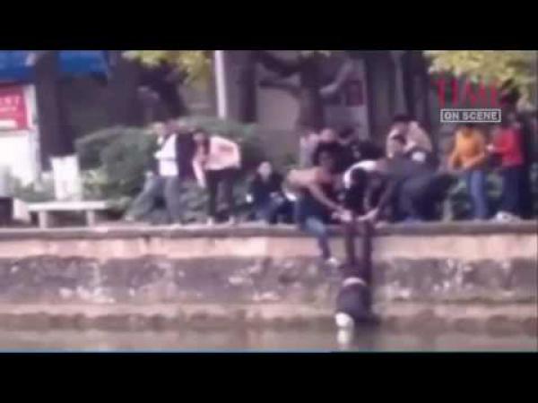 بالفيديو: سلسلة بشرية لإنقاذ مُسن سقط في النهر