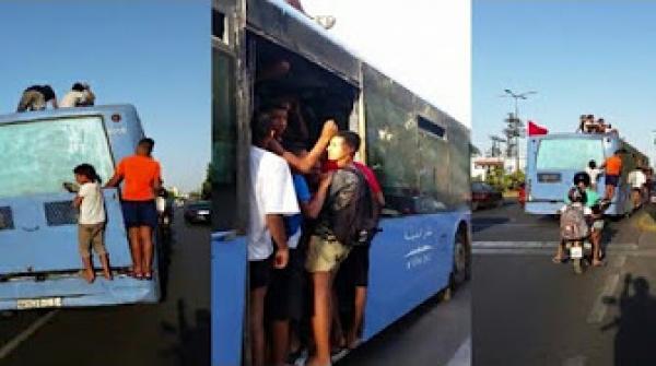 شاهد كيف يركب هؤلاء المراهقين الحافلة في مدينة الدارالبيضاء