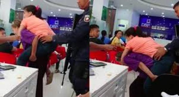 بالفيديو: عجوز تحمل ابنتها الثلاثينية على ظهرها أينما ذهبت