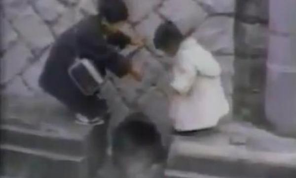 طفل يحول جسمه جسراً لمساعدة شقيقته على عبور حفرة