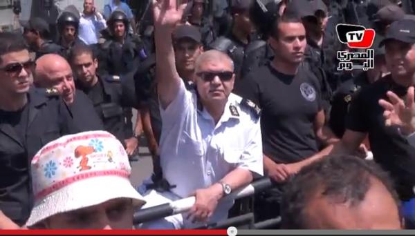 الشرطة المصرية تسُب المتظاهرين ضد الانقلاب ولواء يشير لهم باشارات خارجه
