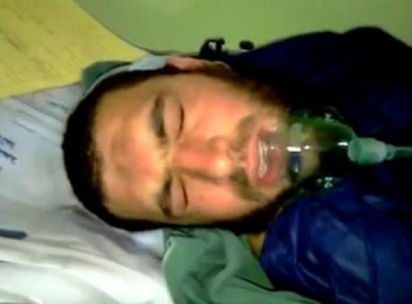 شاب اردني يقرأ القرآن رغم تأثير المخدر