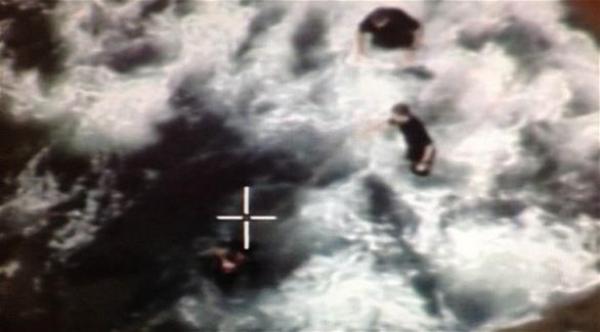 شرطيان ينقذان امرأة من الغرق في البحر