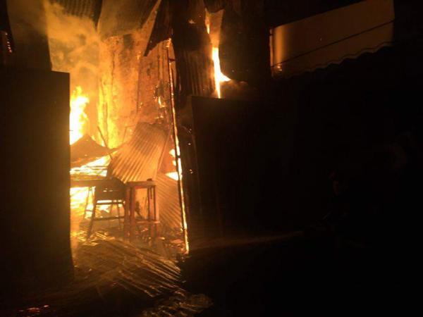 بالصور: حريق مهول يأتي على مجموعة من المحلات التجارية بسوق "كسبراطا" طنجة