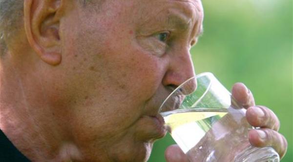 نقص السوائل قد يصيب كبار السن بالهذيان