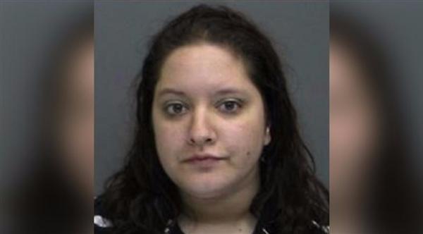 تسطو على بنك وطفلتها بانتظارها في سيارة الأجرة