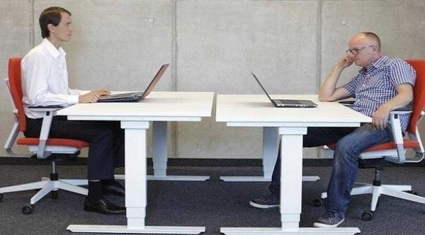 هل الجلوس بوضعية مستقيمة يحمي فعلاً من آلام الظهر؟