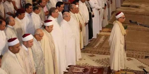 مشهد غريب ..  الرئيس التونسي يؤدي صلاة العيد بشكل غير مألوف!