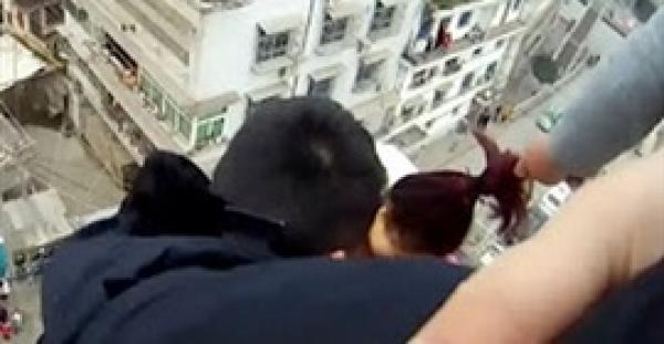 بالفيديو.. رجل يمسك بشعر زوجته في اللحظة الأخيرة وينقذها من الانتحار