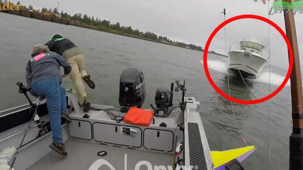 بالفيديو: شاهد كيف نجا هؤلاء الصيادون من الموت في آخر لحظة