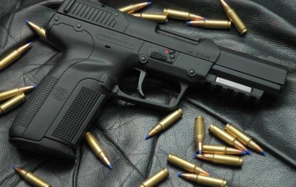 أيام عصيبة في انتظاره.. الإيقاع بمهاجر مغربي حاول تهريب سلاح ناري ورصاصات بمطار الناظور