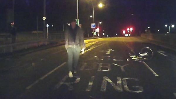 بالفيديو: لماذا رمى هذا الشاب نفسه أمام سيارة مسرعة؟