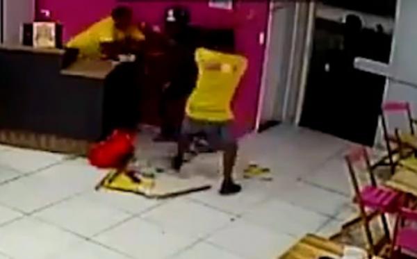 لص يندم على محاولة سرقة متجر بعد أن حطم العاملون كرسيا على رأسه(فيديو)