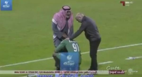 حارس قطري ينحني اعتذارا لوالده بعد شجاره في مباراة