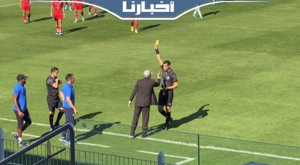 احتجاجات قوية من المدرب السكتيوي على الحكم خلال مباراة الرجاء والحسنية