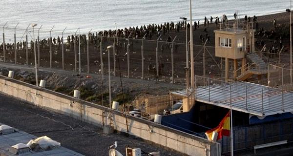 مأساة سبتة المحتلة .. مظاهرة بمدريد تكريما للأفارقة الذين قضوا غرقا واحتجاجا على سياسة الهجرة