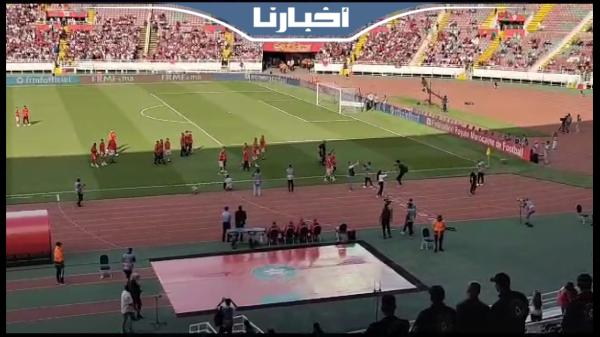 لحظة دخول لاعبي المنتخب الوطني إلى أرضية مركب الأمير مولاي عبد الله