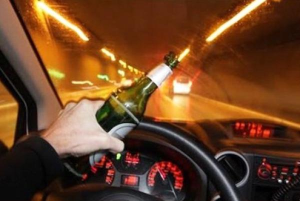 هدشي لي بقا ناقص... مخموران يقودان سيارة ويقذفان السيارات المركونة بقنينات الخمر ويكسران بعضها!