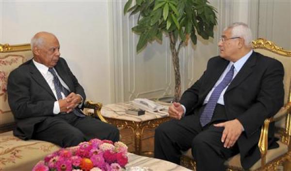 الرئيس المصري المؤقت عدلي منصور (الى اليمين) لدى استقباله اوزير المالية الأسبق حازم الببلاوي رئيس وزراء الحكومة الانتقالية 