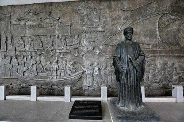 عمدة طنجة يستشير المجلس العلمي من أجل بناء تمثالين لابن بطوطة و هرقل