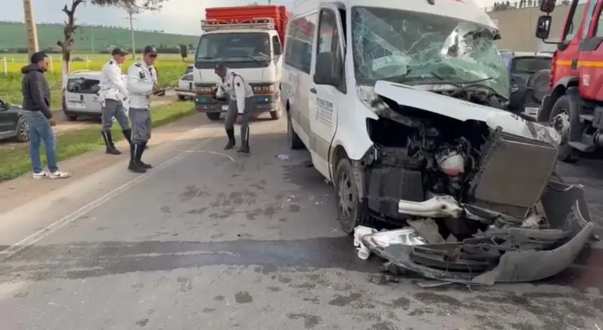 اصطدام قوي بين سيارتين لنقل المستخدمين يخلّف 23 مصاباً بين برشيد وسطات