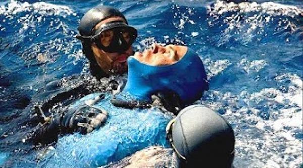 هذا الرجل بقي تحت الماء لمدة 24 دقيقة و سجل رقما قياسيا