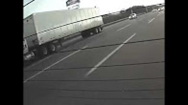 شاحنة تتسبب في حادثة سير خطيرة على الطريق السيار