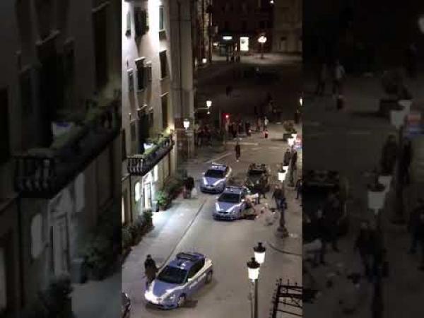 مهاجر مغربي يعربد بالشارع بايطاليا وينزع ملابسه ويضرب سيارة الشرطة برأسه!