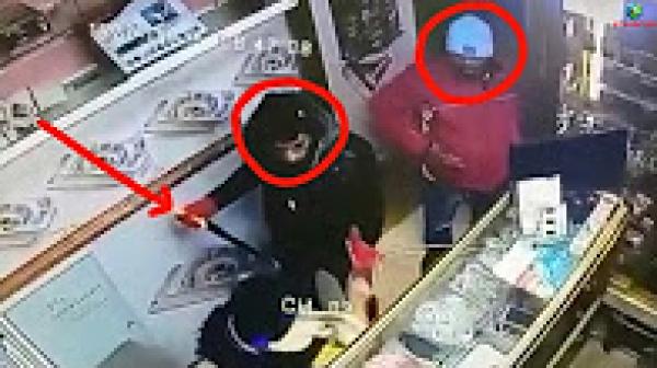 جوج شفار هازين جناوا كبار سرقوا محل تليفونات بالرباط