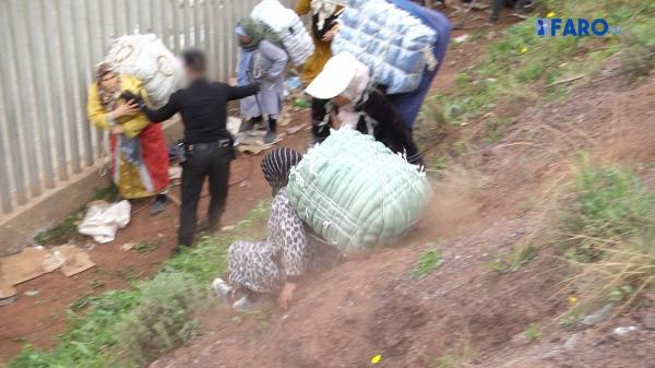 محزن و صادم  .. نساء مغربيات تُدهس كرامتهن يوميا بمعبر باب سبتة و هذا ما وقع اليوم (فيديو)