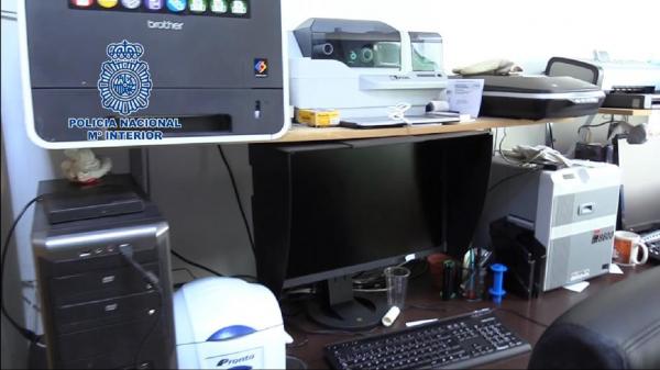 الأمن الاسباني يوجه ضربة موجعة لأخطر شبكة تزوير تصاريح الاقامة العائلية للمغاربة (فيديو)