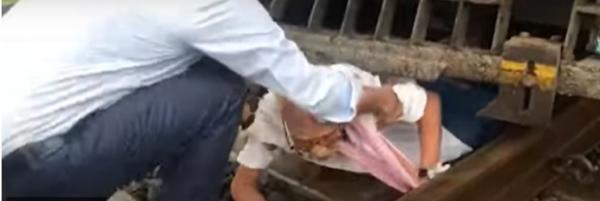 عجوز هندي ينجو بأعجوبة من الدهس تحت القطار(فيديو)