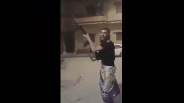 داعشي يحتفل بفوز ريال مدريد .. روبلها بالرصاص