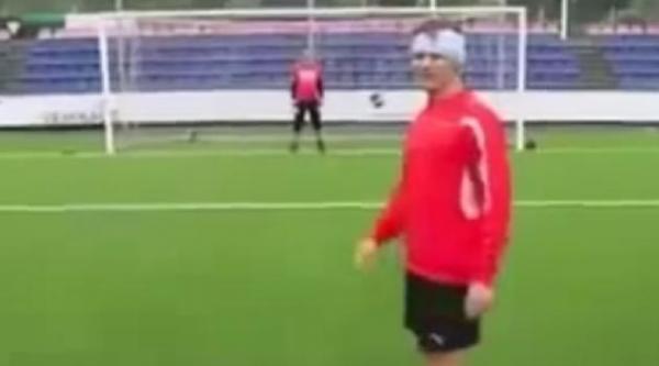 بالفيديو : لاعب يسجل هدفاً بطريقة خيالية وهو مغمض العينين