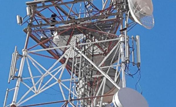 عاجل : شاب بتمارة يصعد فوق لاقط كهربائي و يهدد بالانتحار