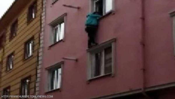 الصدفة تنقذ شابا تركيا مرتين.. وتدخل من البلدية والشرطة