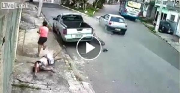 حادث مروع لقائد دراجة بخارية متهور (فيديو)