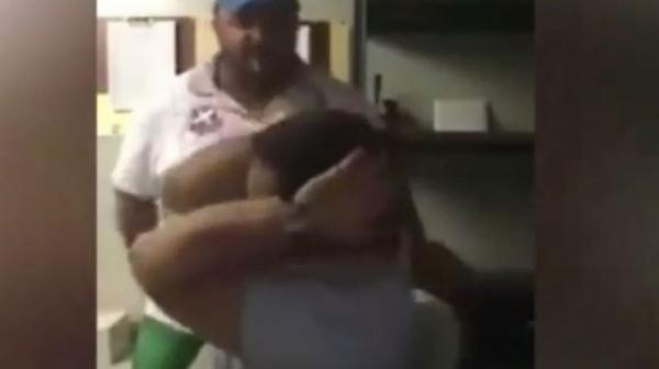 شاهد.. كيف عاقب مدير موظفاً نام أثناء دوامه؟