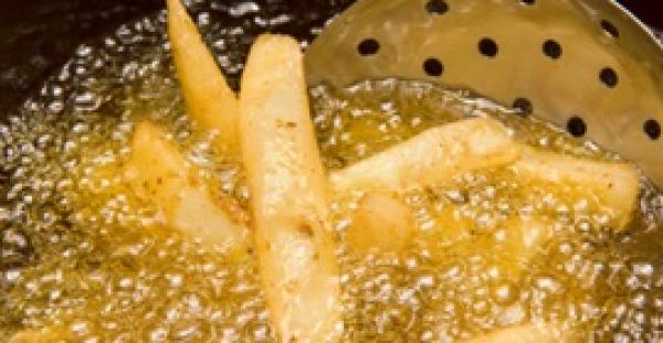 خطييير... تكرار استخدام زيت القلي يصيب بالسرطان