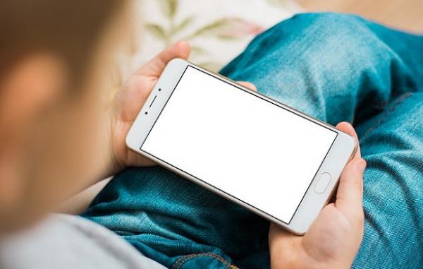 طفلة تفرغ حساب والدتها البنكي باستخدام هاتفها المحمول